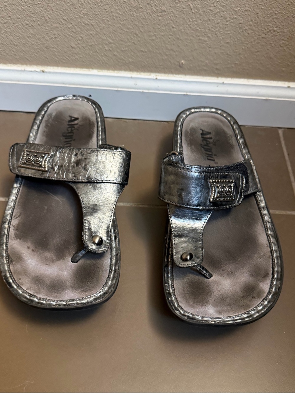 ALEGRIA Gray Carina Pewter Leather Comfort Thong Sandal Size 39 US 9 Silver - Picture 12 of 15